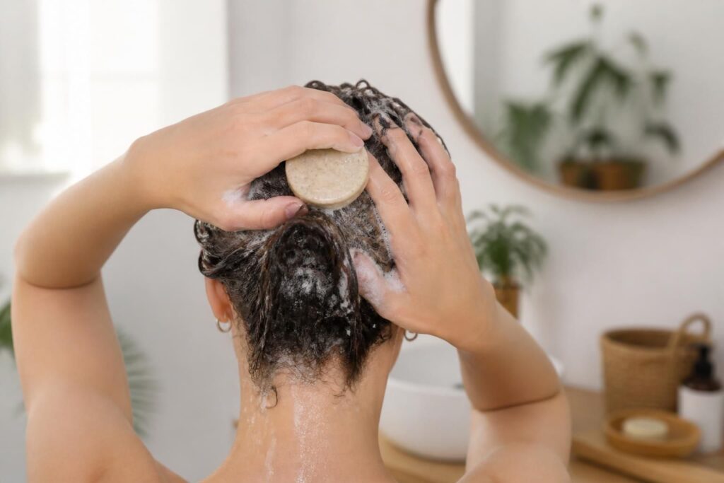 découvrez comment fabriquer votre propre shampoing solide naturel, économique et écologique avec des ingrédients simples et efficaces pour des cheveux sains et brillants.